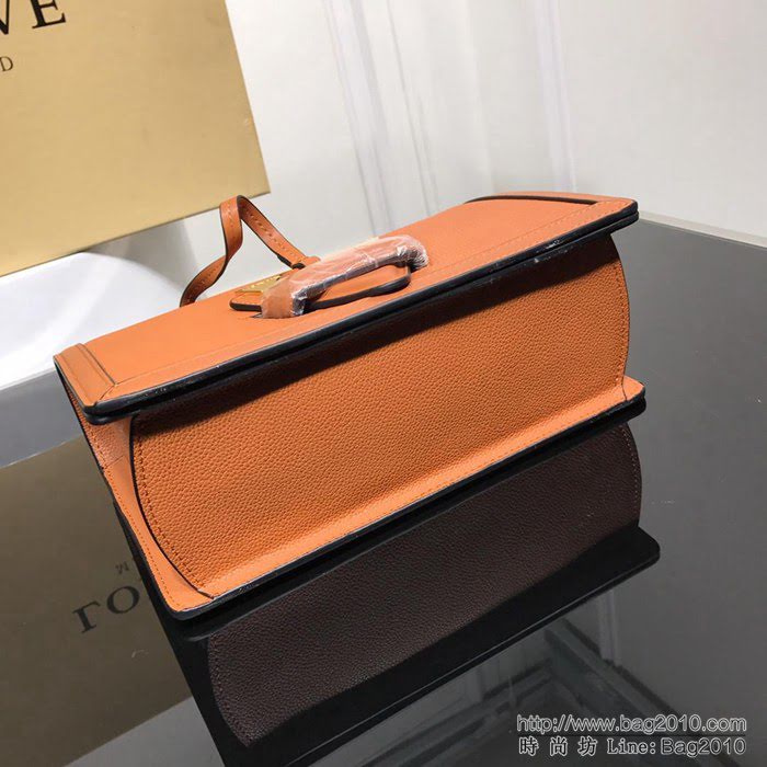 LOEWE羅意威 原單品質 Barcelona三角包 0158 最新概念款 小牛皮荔枝紋 肩背斜挎包  jdl1189